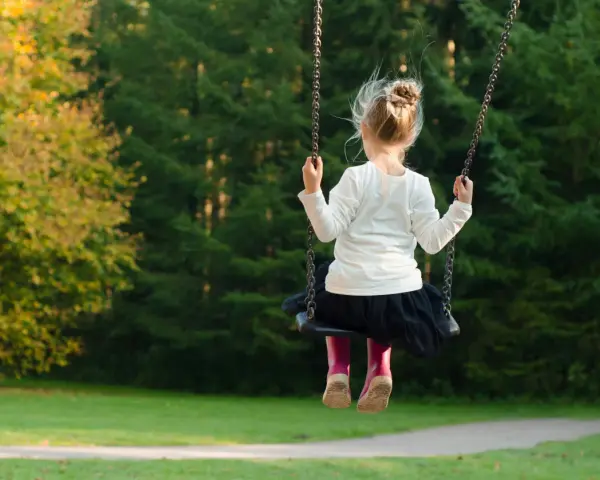 Ile godzin pracuje opiekunka w żłobku? Normy i praktyka