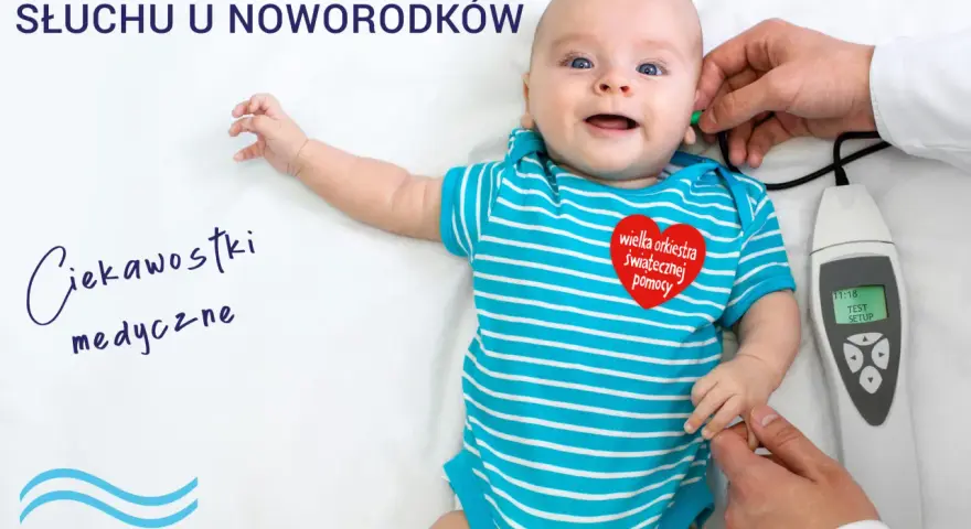 Psh, co to za badanie? Noworodek w niebieskim body przechodzi badanie słuchu. Na piersi ma serduszko WOŚP.