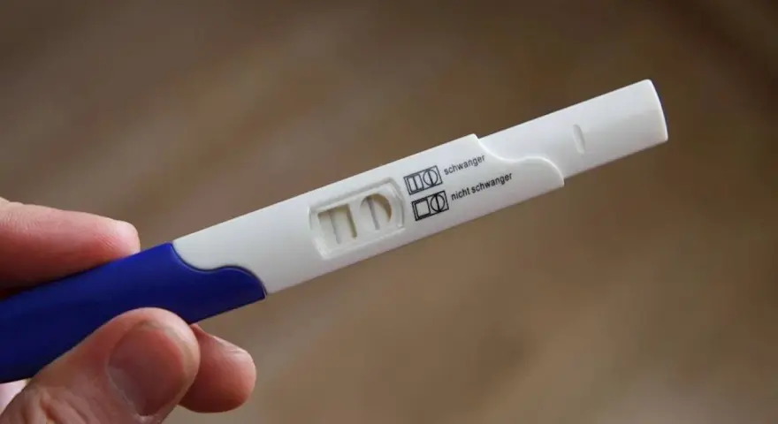 Dwa paski na teście ciążowym wskazują na przyrost beta hcg.