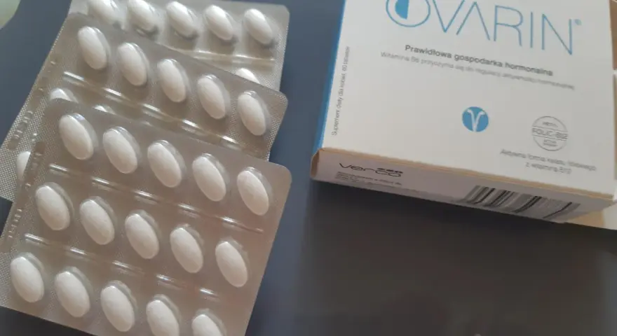 Opakowanie i blistry z tabletkami Ovarin. Witamina B6 wspiera gospodarkę hormonalną.