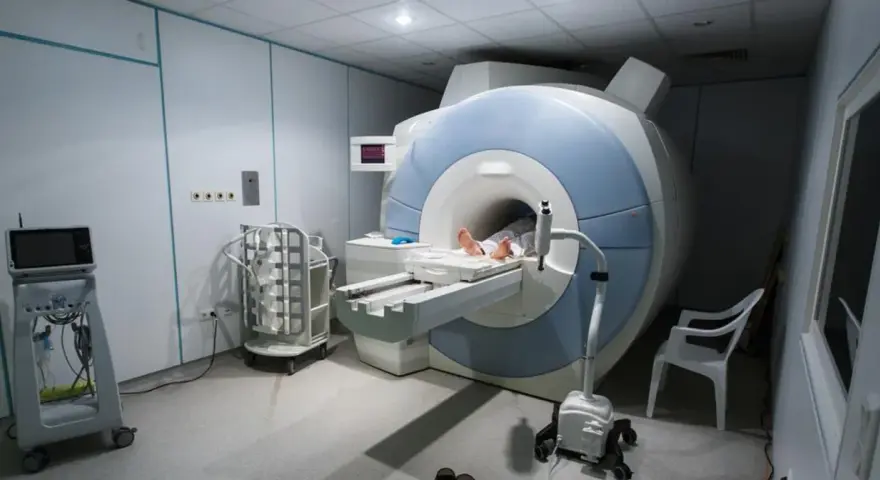 Pacjentka leży w aparacie do rezonansu magnetycznego. Badanie rezonansem w ciąży jest bezpieczne i pozwala na dokładną diagnostykę.