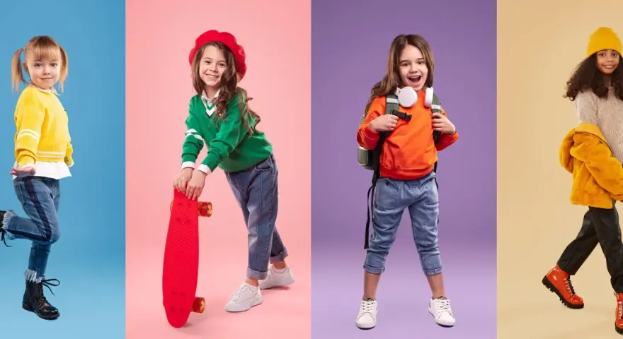 Cztery dziewczynki w modnych stylizacjach. Jedna w żółtym sweterku, druga z deskorolką, trzecia z plecakiem, czwarta w futrzanej kurtce. Rozmiar 80 jaki wiek?