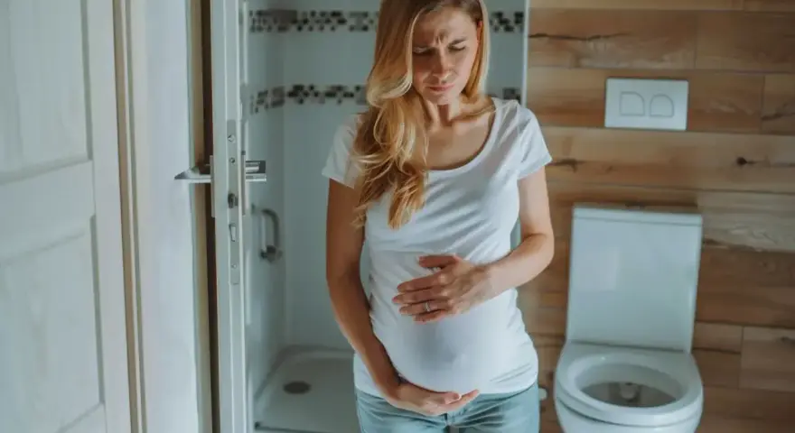 Kobieta w ciąży w 3 trymestrze odczuwa ból brzucha jak na okres.