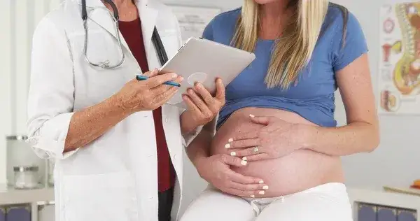 kobieta w ciąży rozmawiająca z lekarzem