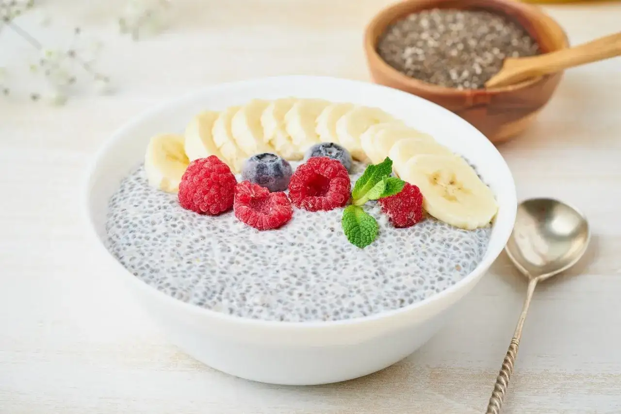 Pudding chia z malinami, borówkami i bananem. Idealny dla kobiet w ciąży, pełen wartości odżywczych.