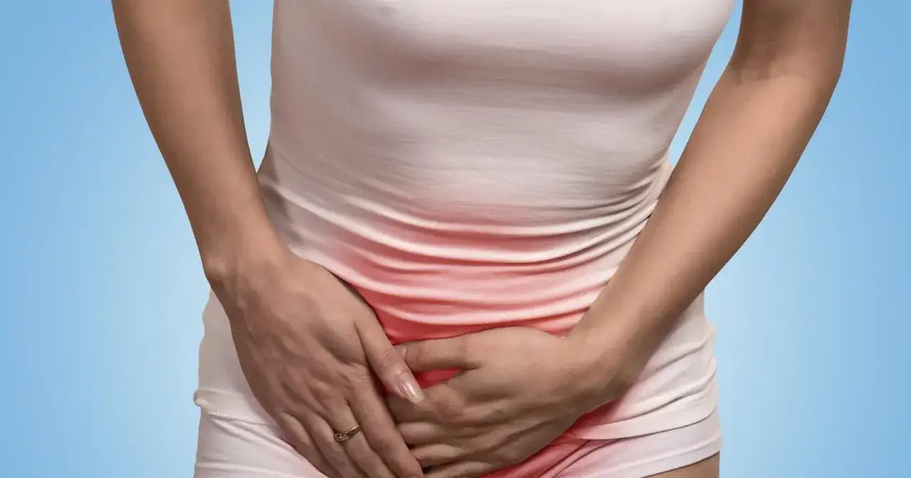 Kobieta odczuwa ból w pachwinie w pierwszym trymestrze ciąży.