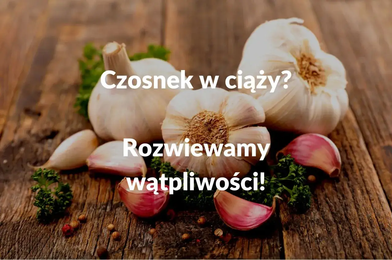 Czosnek w ciąży? Rozwiewamy wątpliwości! Kilka główek czosnku i ząbki na drewnianym tle.