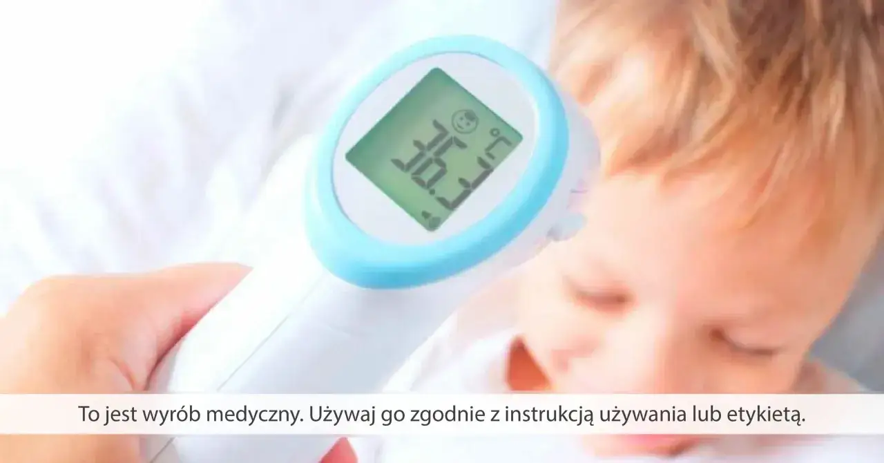 Termometr bezdotykowy pokazuje 36.3°C, mierząc temperaturę śpiącego dziecka. Nie ma oznak, że występuje niska temperatura u dziecka.