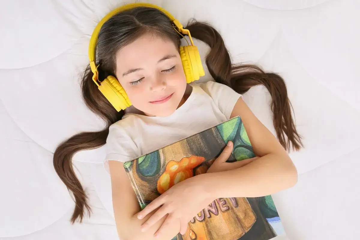 dziecko podczas cichej zabawy, dziecko czytające książkę, dziecko słuchające audiobooka