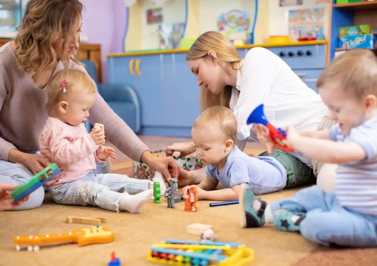 opiekunka w żłobku podczas zajęć z dziećmi