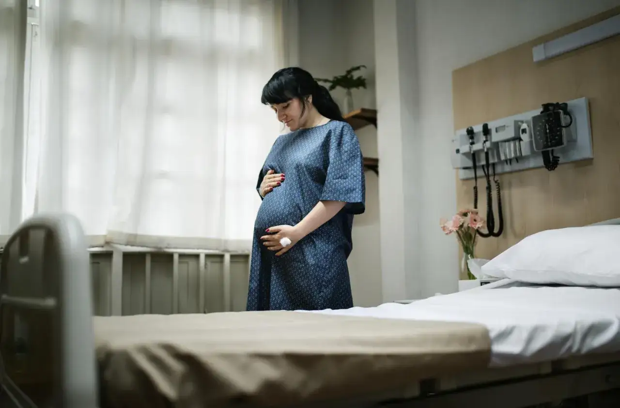 kobieta w ciąży relaksująca się w szpitalu