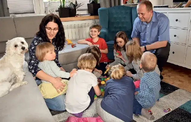 dzieci w rodzinnym domu dziecka radość